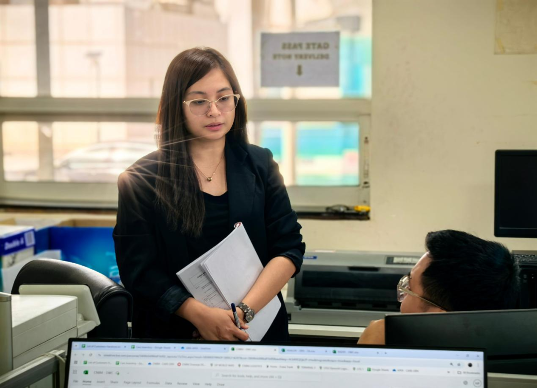 		 光线闪亮的尊龙凯时大女主驾到~ _人物_尊龙凯时集团有限公司	