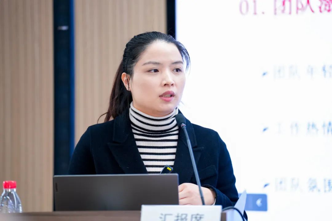 		 光线闪亮的尊龙凯时大女主驾到~ _人物_尊龙凯时集团有限公司	