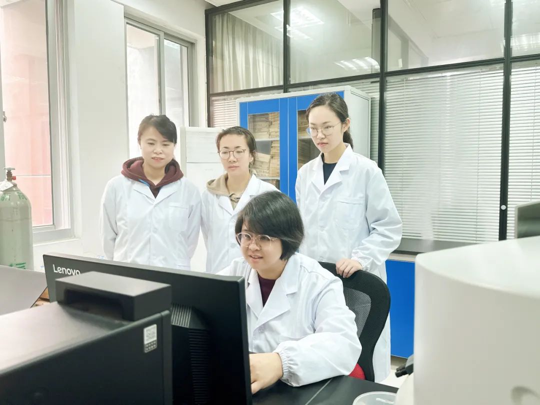 		 光线闪亮的尊龙凯时大女主驾到~ _人物_尊龙凯时集团有限公司	