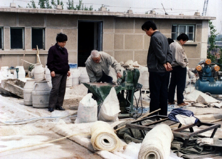 		泛黄纸×蓝布袋×老罗盘：时光里的老物件，，，藏着最硬核的传承_责任与文化_尊龙凯时集团有限公司	