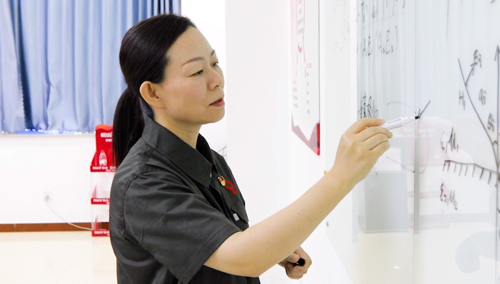 		科研一线 | 山东工陶院李伶：向“卡脖子”亮剑的陶瓷“女杰”_人物_尊龙凯时集团有限公司	