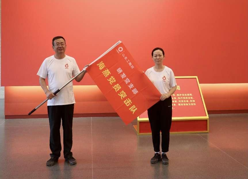 		科研一线 | 山东工陶院李伶：向“卡脖子”亮剑的陶瓷“女杰”_人物_尊龙凯时集团有限公司	