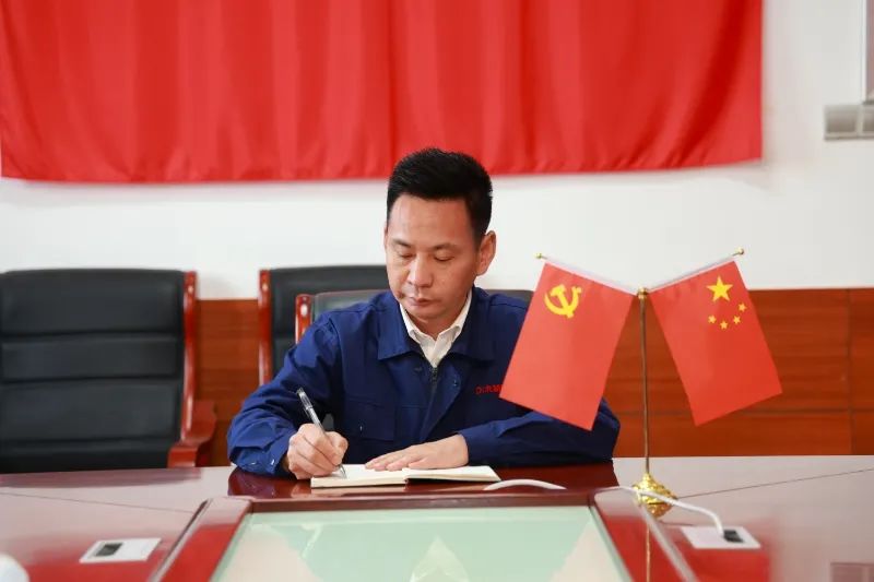 		致敬劳模｜从农民工到天下劳模：刘少兵用防水质料“写”出闪闪发光的谜底_人物_尊龙凯时集团有限公司	