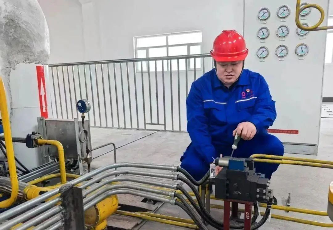 		致敬劳模 | 从司炉工到天下劳模，，，他半辈子就图年轻人眼里的那束光！_人物_尊龙凯时集团有限公司	